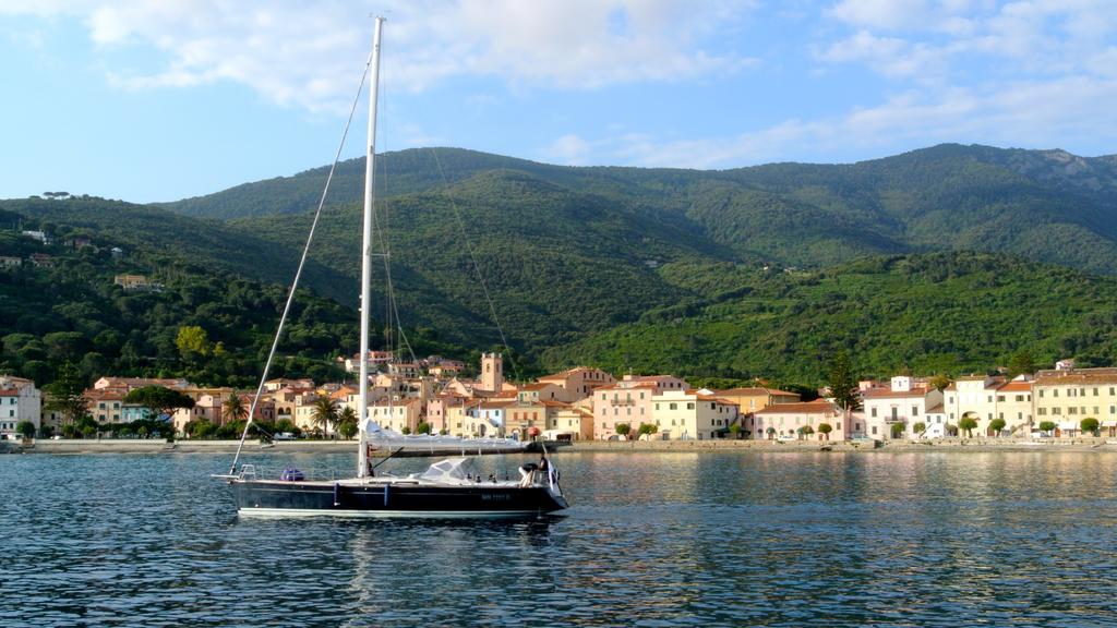 Yacht Club Hotel