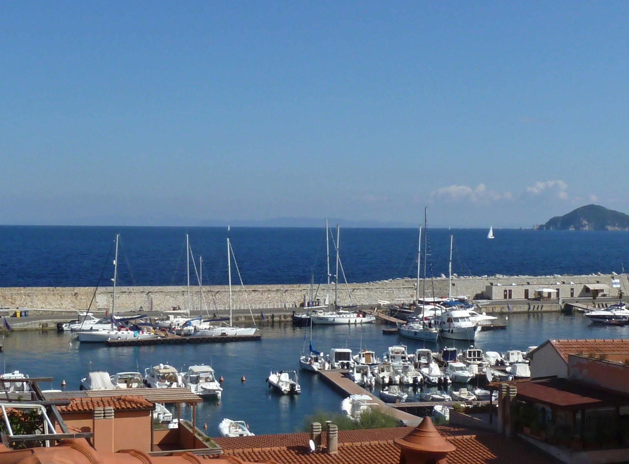 Yacht Club Hotel