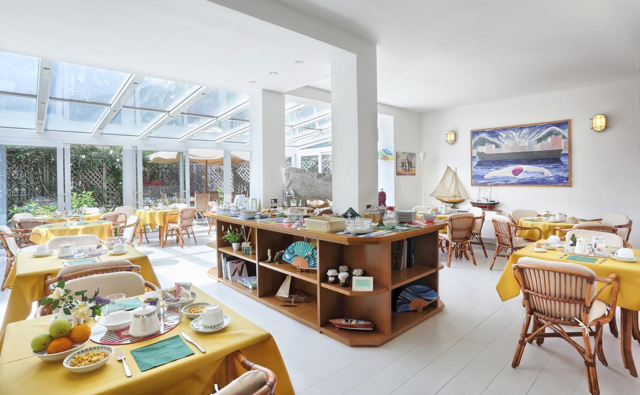 Yacht Club Hotel 3*