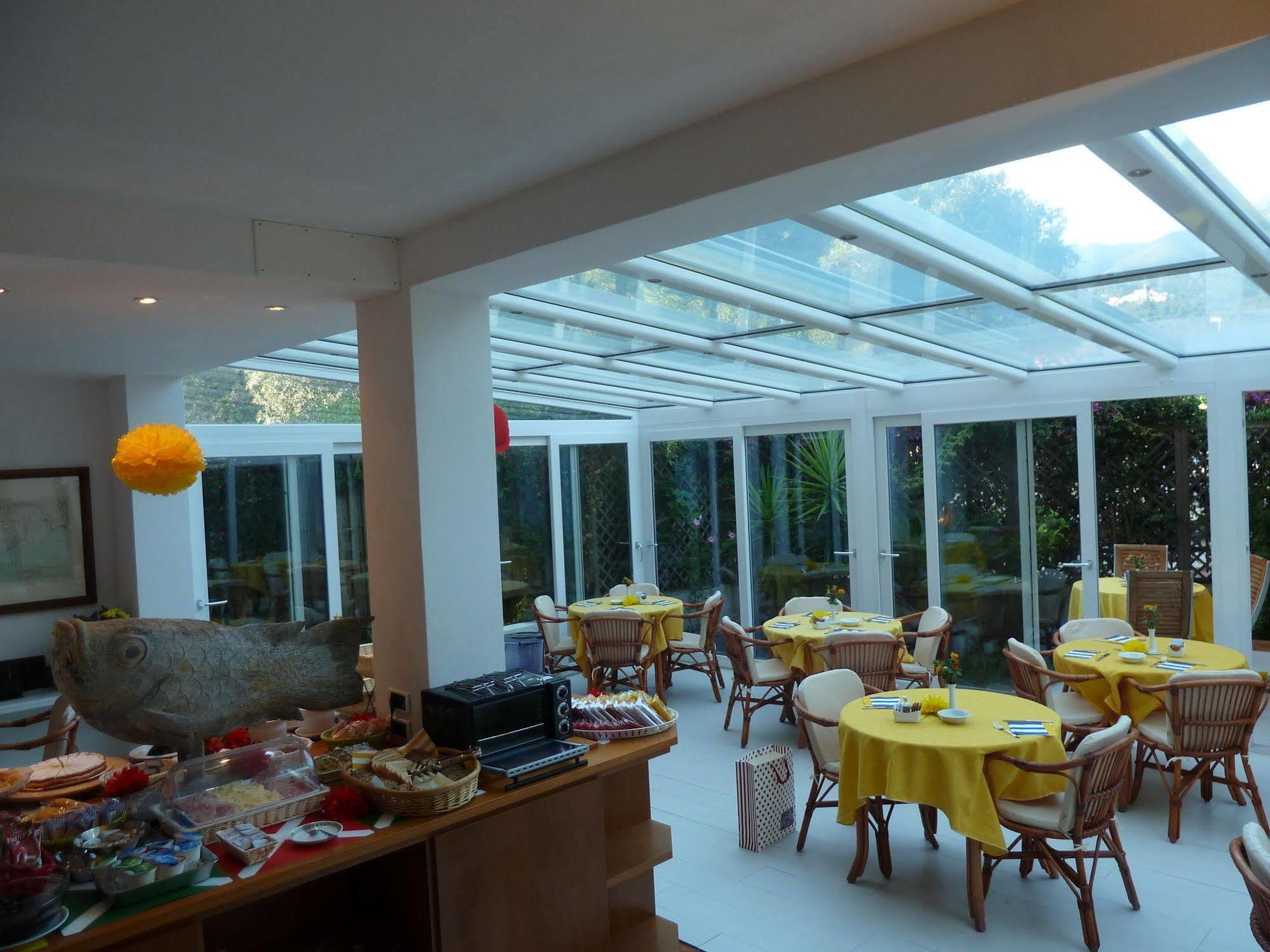Yacht Club Hotel 3*